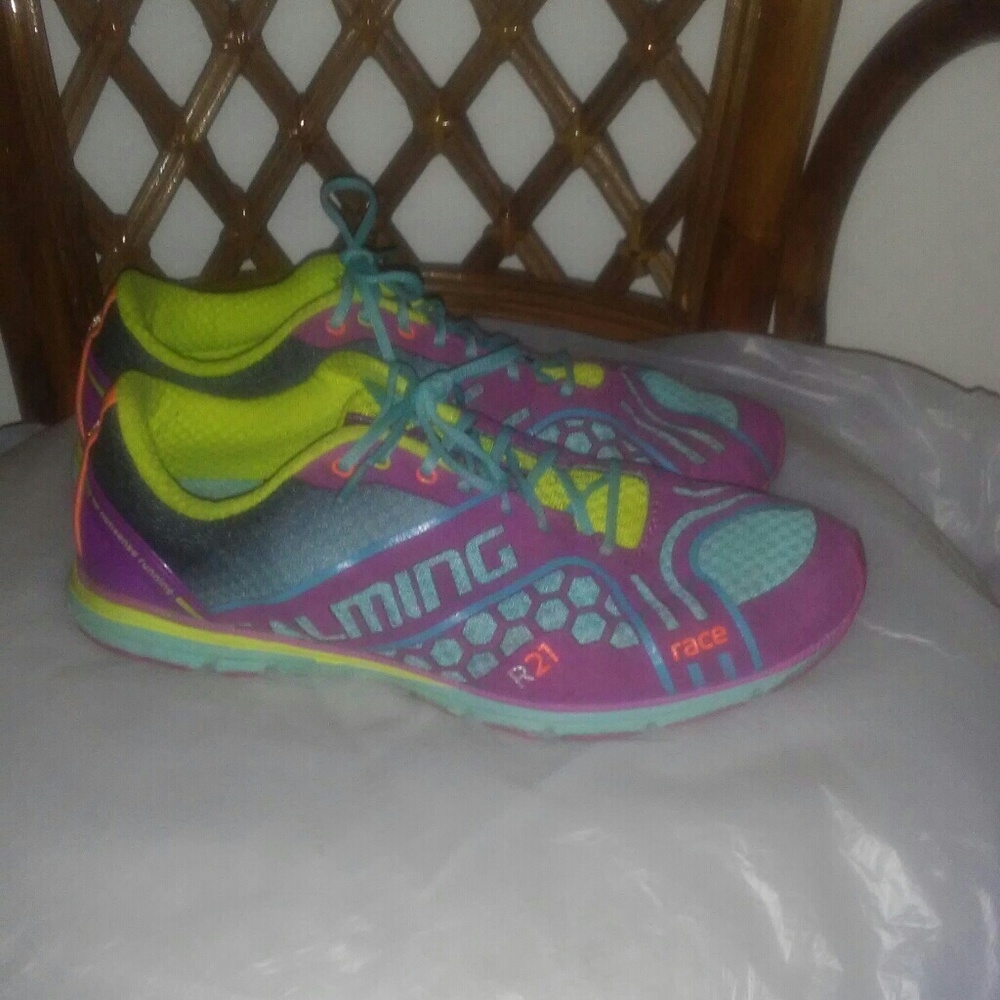 Women running salming